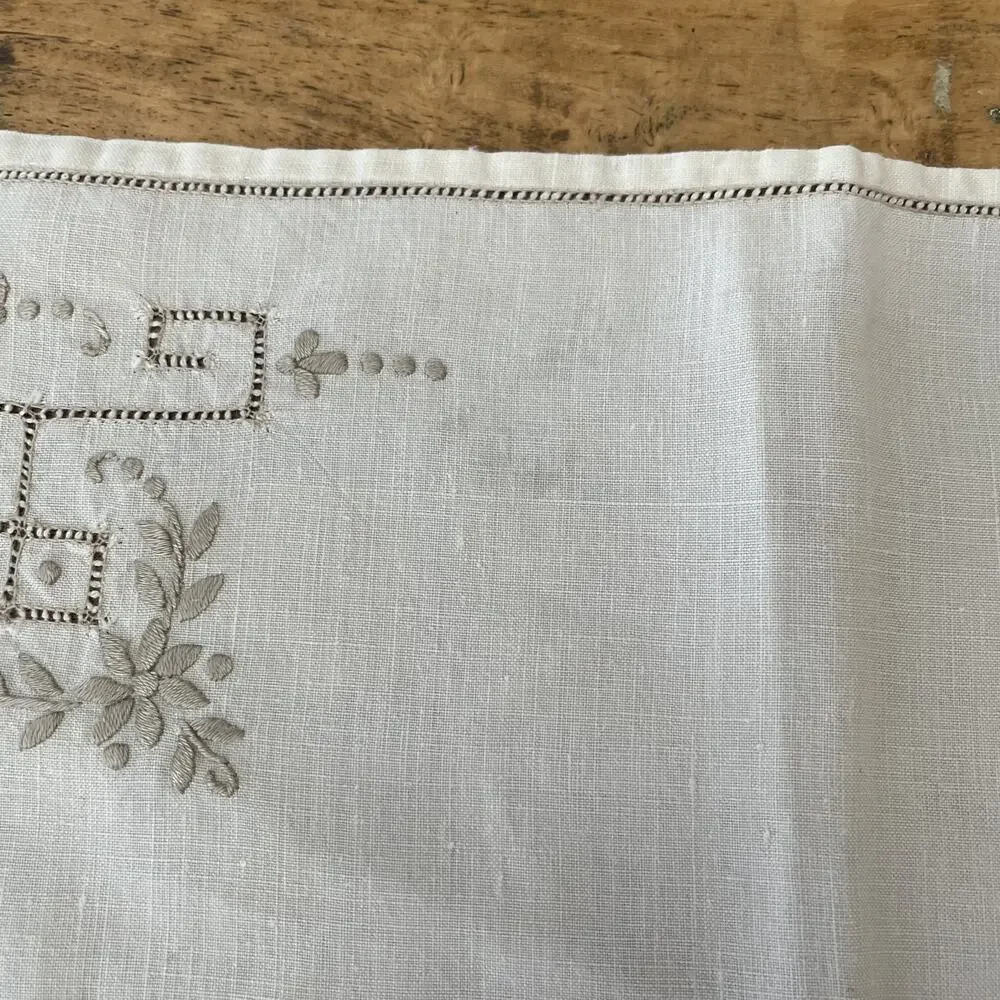 Vintage 2 Placemats 2 Napkins Set Floral Gray Embroidery Linen